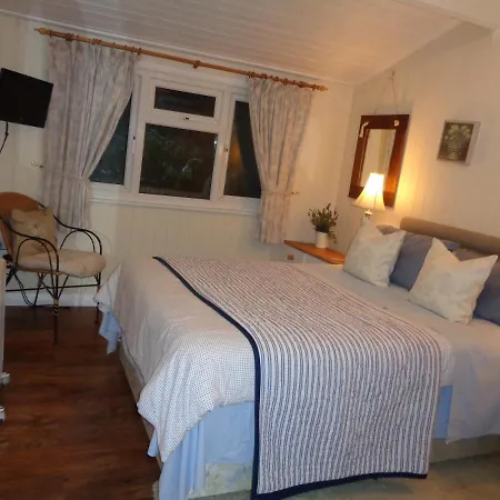 Log Cabin, Conveniently Situated Halfway Between Stratford And Warwick Exterior foto
