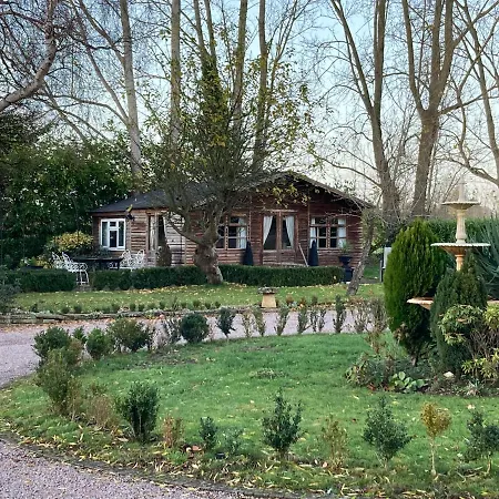 Log Cabin, Conveniently Situated Halfway Between Stratford And Warwick Exterior foto
