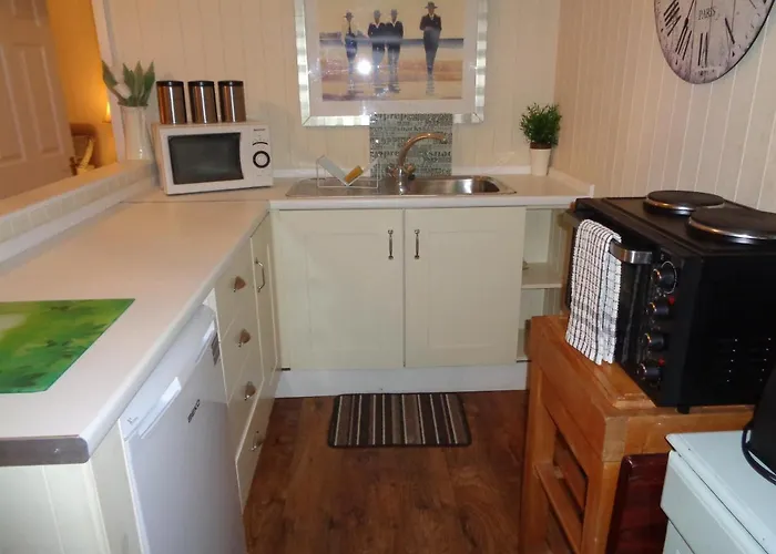 Log Cabin, Conveniently Situated Halfway Between Stratford And Warwick