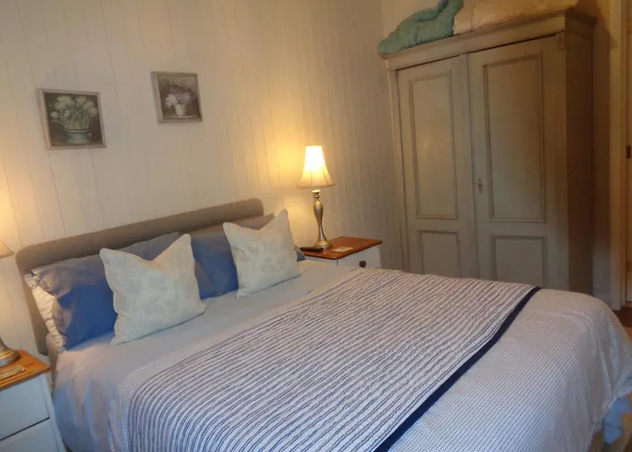 Log Cabin, Conveniently Situated Halfway Between Stratford And Warwick