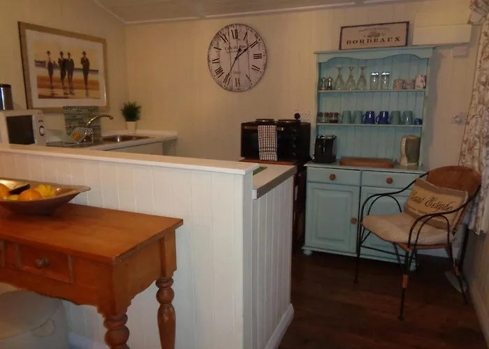 Log Cabin, Conveniently Situated Halfway Between Stratford And Warwick